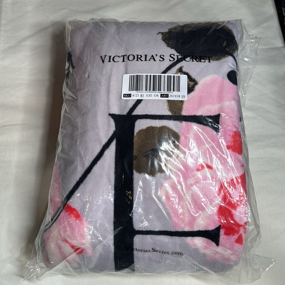 VICTORIA’S SECRET Love Floral Sherpa Blanket NWT! - Picture 3 of 4